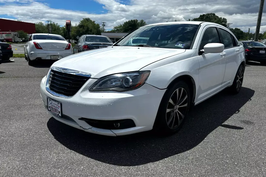 2013 Chrysler 200 Touring photo 1