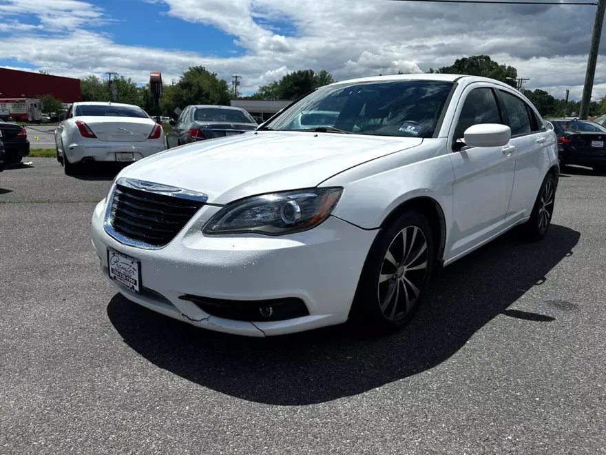 2013 Chrysler 200 Touring photo 1