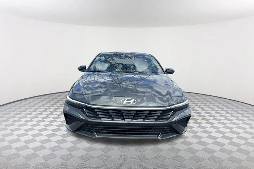 2025 Hyundai Elantra SEL Sport photo 1