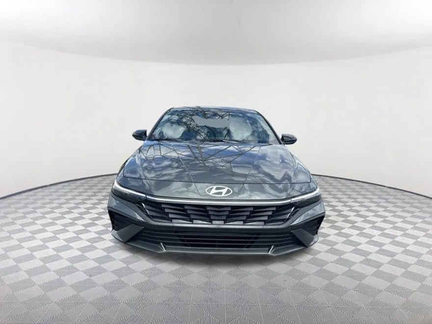 2025 Hyundai Elantra SEL Sport photo 1