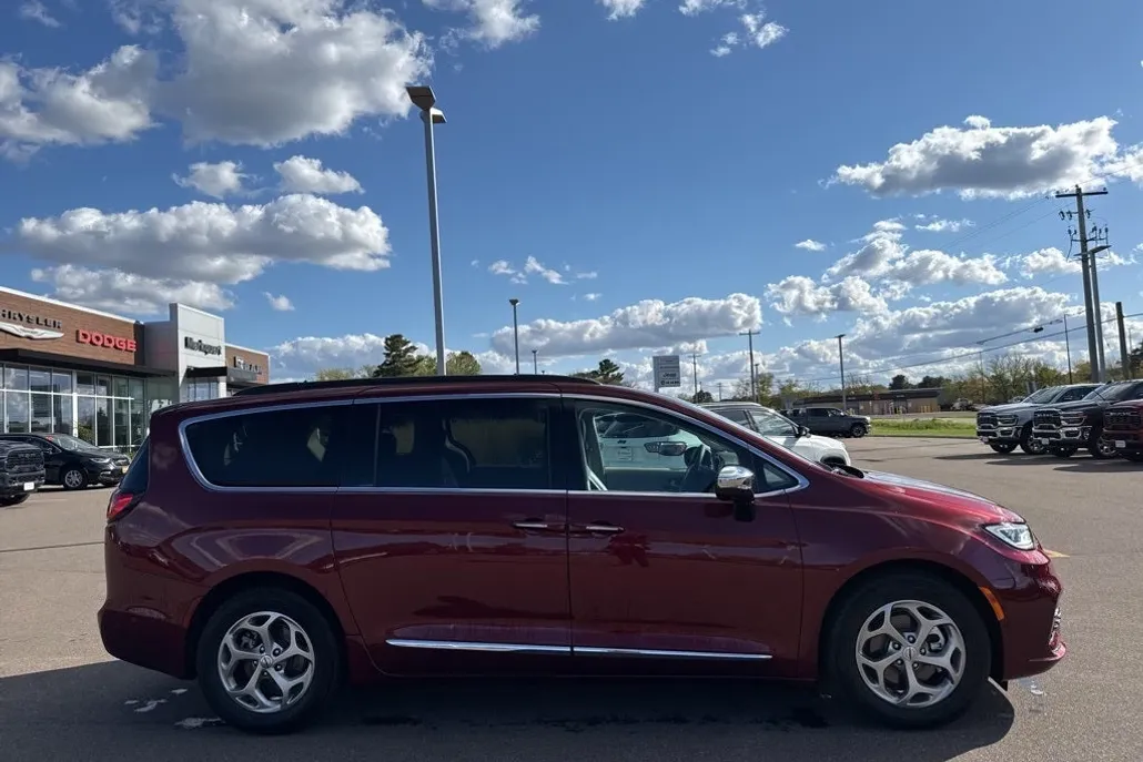 2023 Chrysler Pacifica Limited photo 1