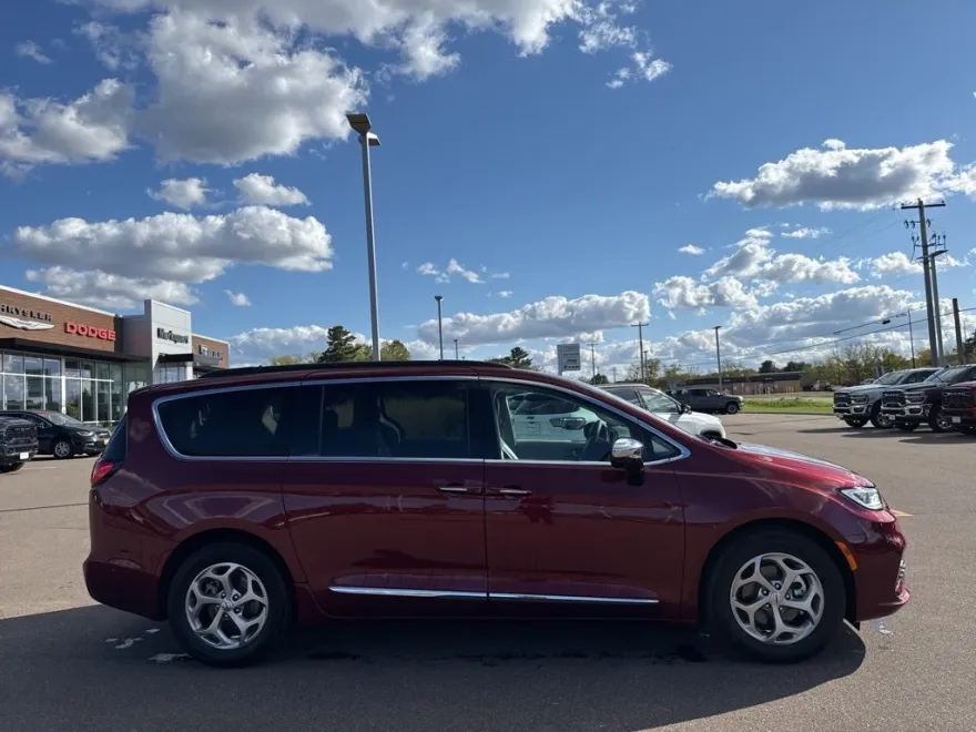 2023 Chrysler Pacifica Limited photo 1