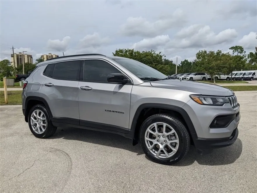 2023 Jeep Compass Latitude Lux photo 1