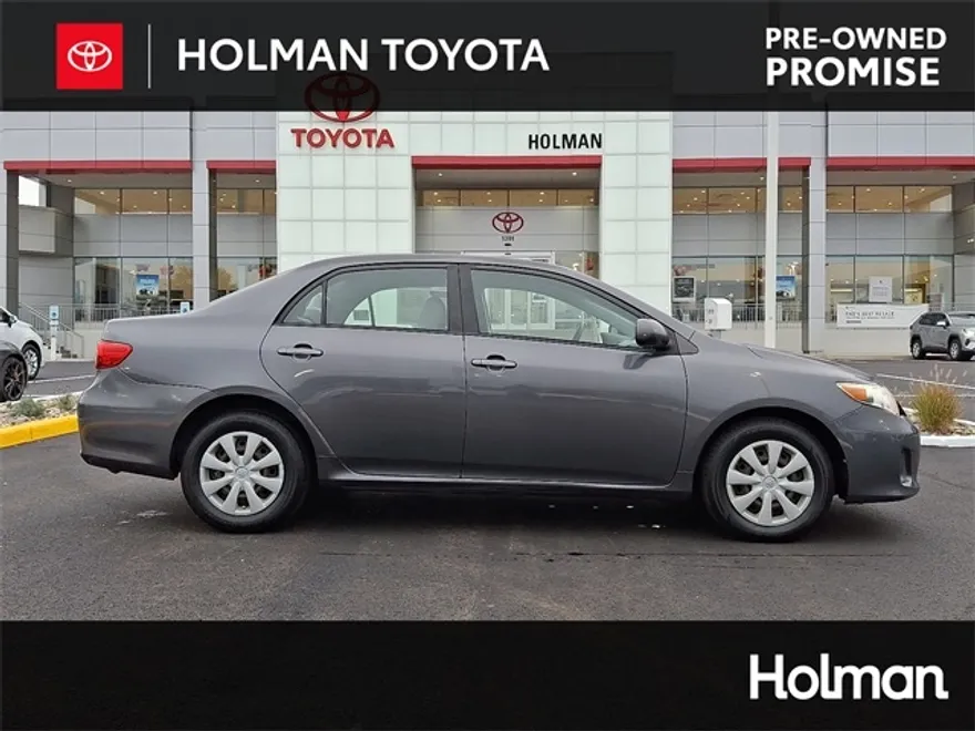 2011 Toyota Corolla LE photo 1
