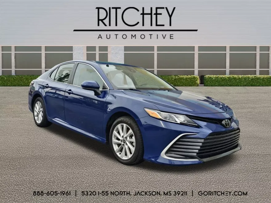 2023 Toyota Camry LE photo 1
