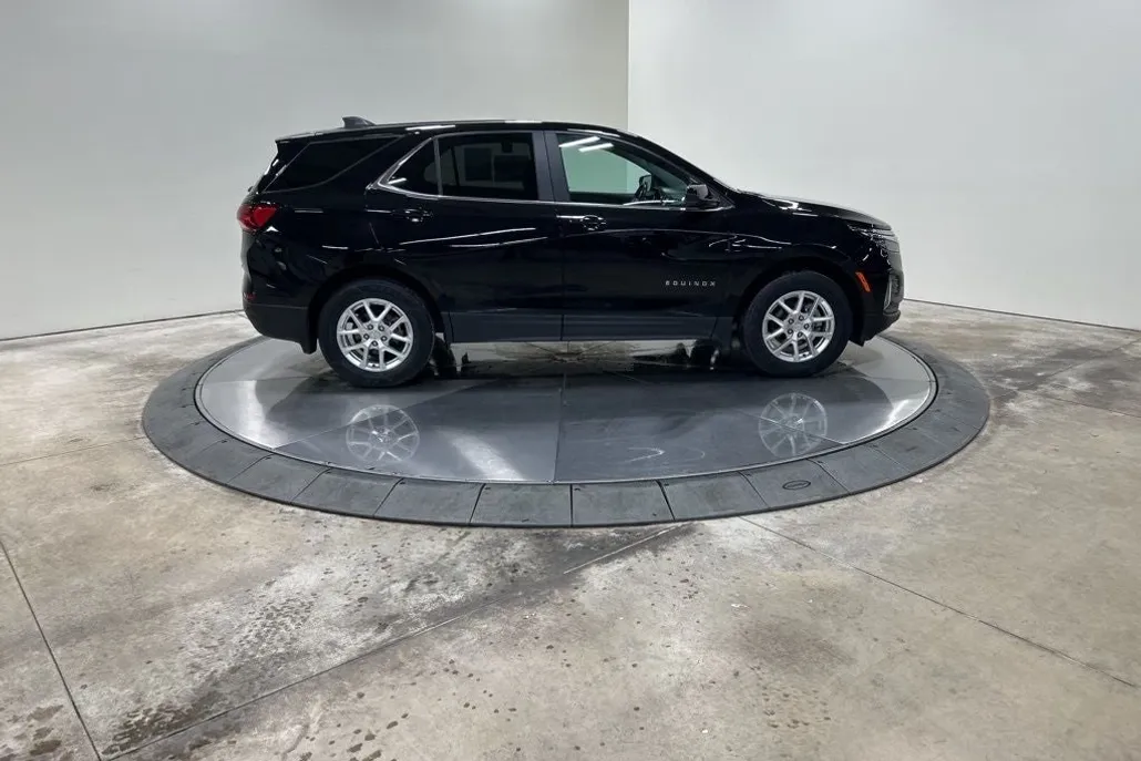2022 Chevrolet Equinox LT photo 1