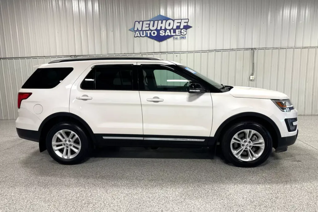 2016 Ford Explorer XLT photo 1