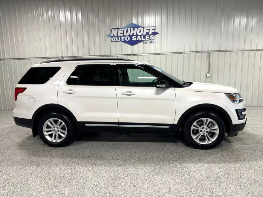 2016 Ford Explorer XLT photo 1