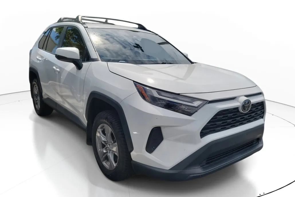 2022 Toyota RAV4 XLE photo 1