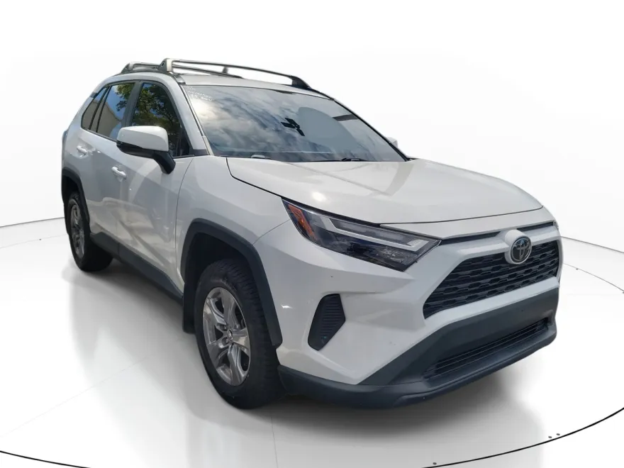 2022 Toyota RAV4 XLE photo 1