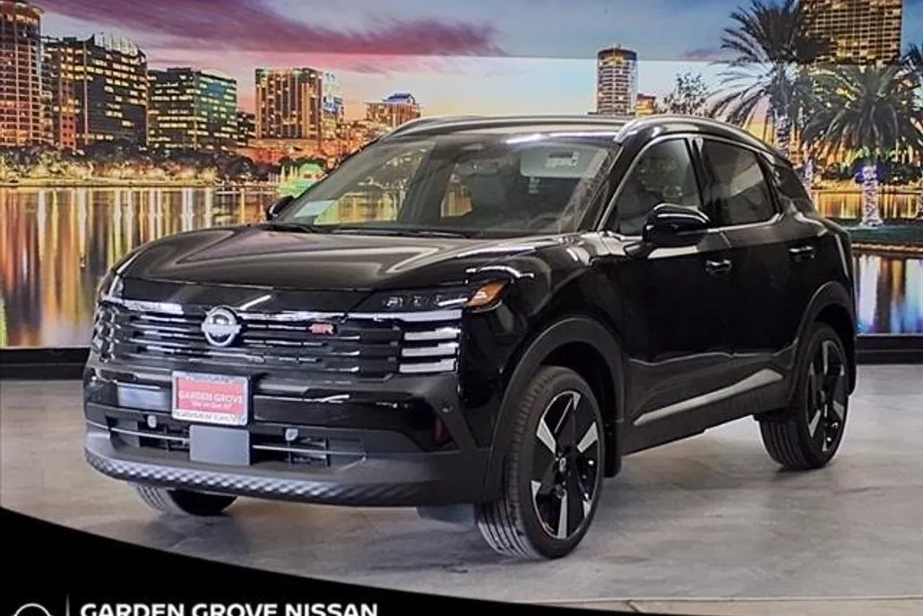 2025 Nissan Kicks SR photo 1
