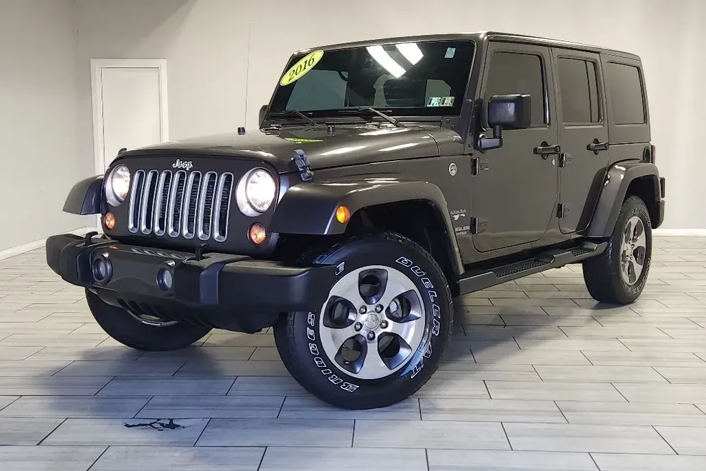 2016 Jeep Wrangler Unlimited Sahara photo 1