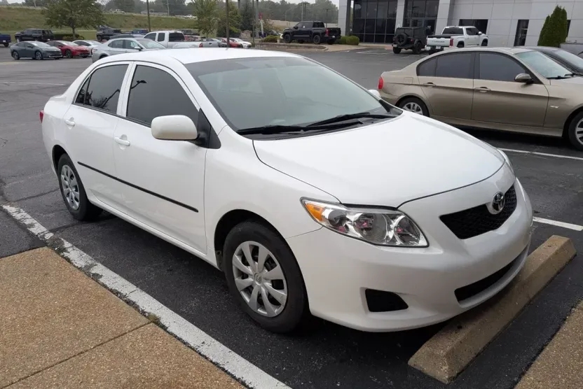 2010 Toyota Corolla LE photo 1