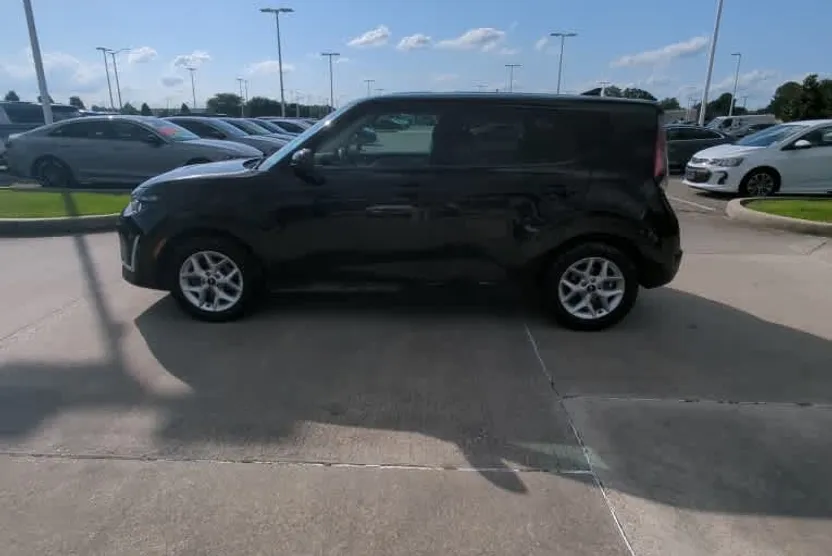 2023 Kia Soul LX photo 1