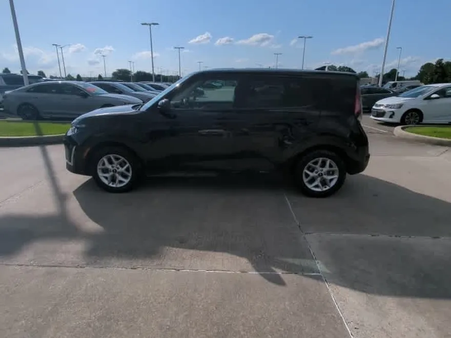 2023 Kia Soul LX photo 1