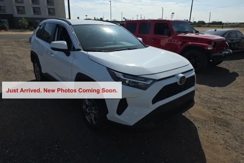 2023 Toyota RAV4 XLE photo 1