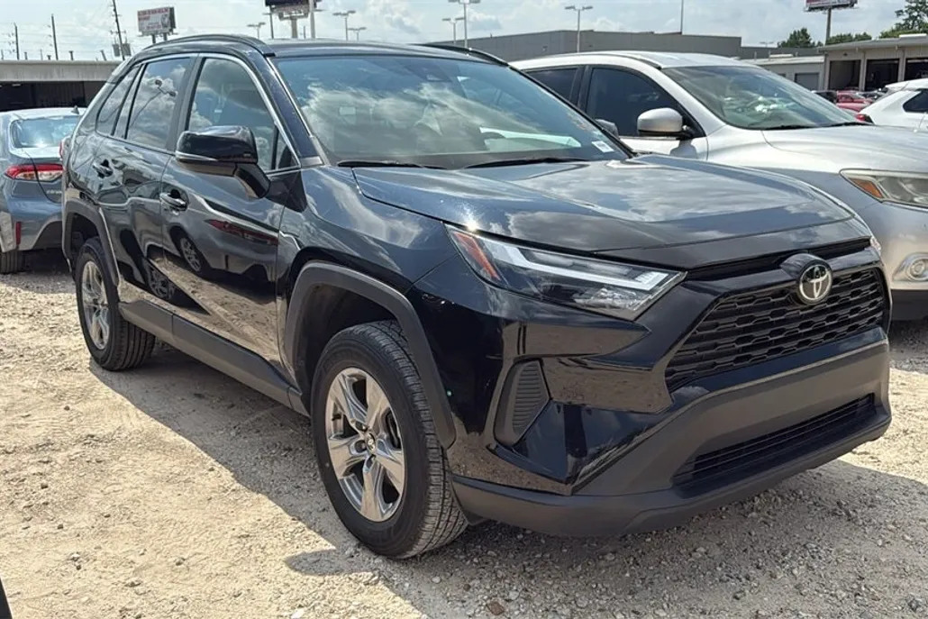 2024 Toyota RAV4 XLE photo 1