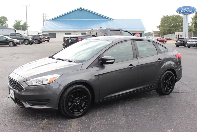 2017 Ford Focus SE photo 1