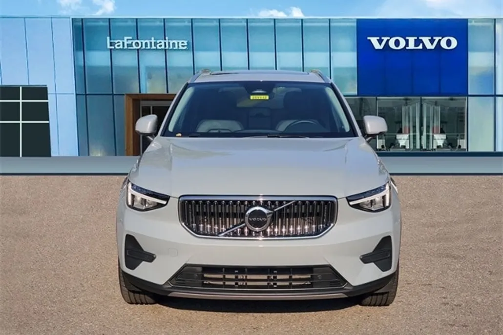 2025 Volvo XC40 Core photo 1