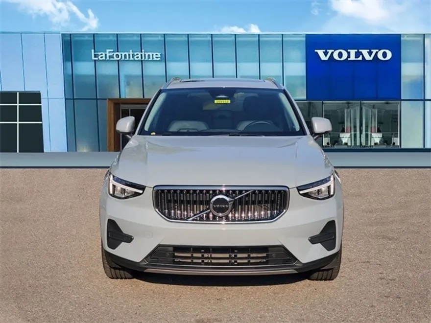2025 Volvo XC40 Core photo 1