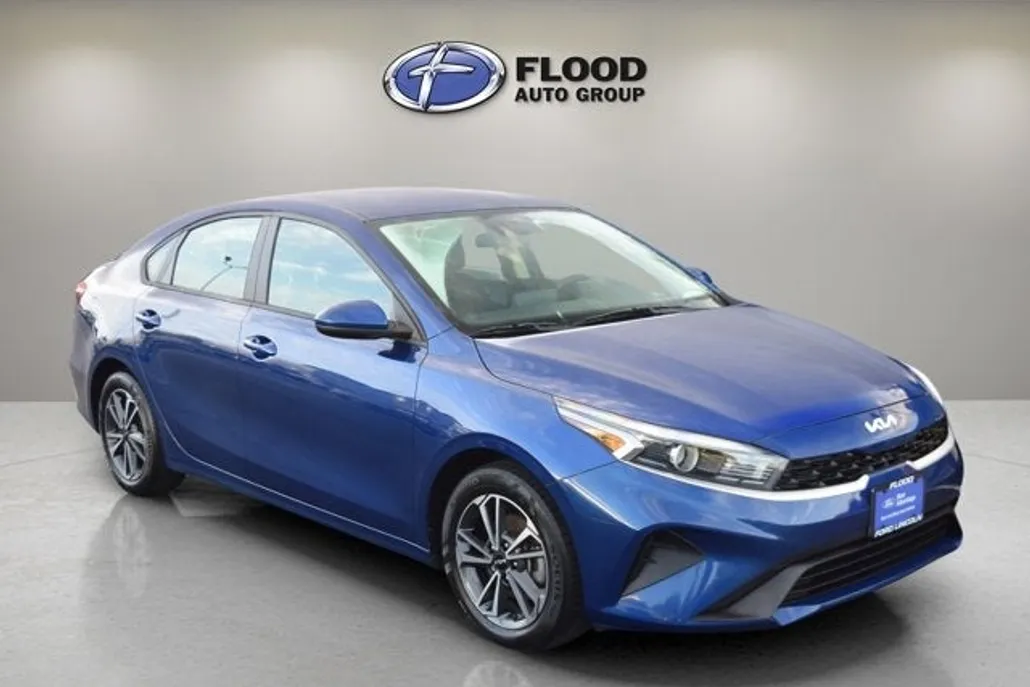 2023 Kia Forte LXS photo 1