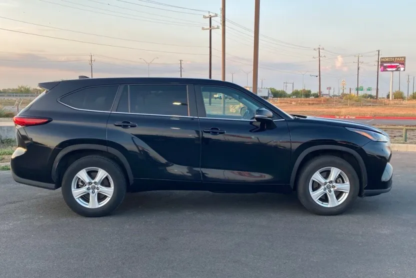 2023 Toyota Highlander L photo 1