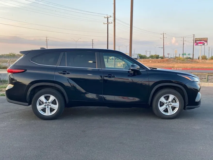 2023 Toyota Highlander L photo 1