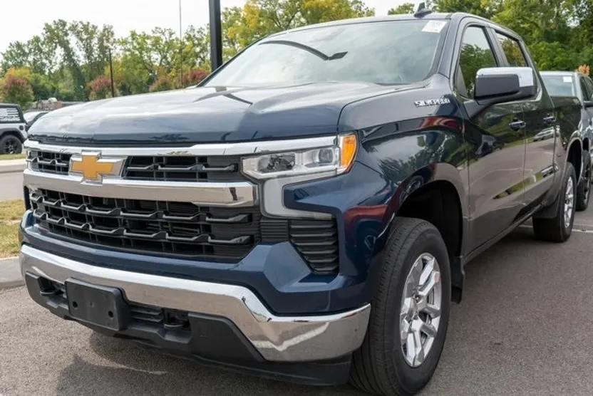 2022 Chevrolet Silverado photo 1