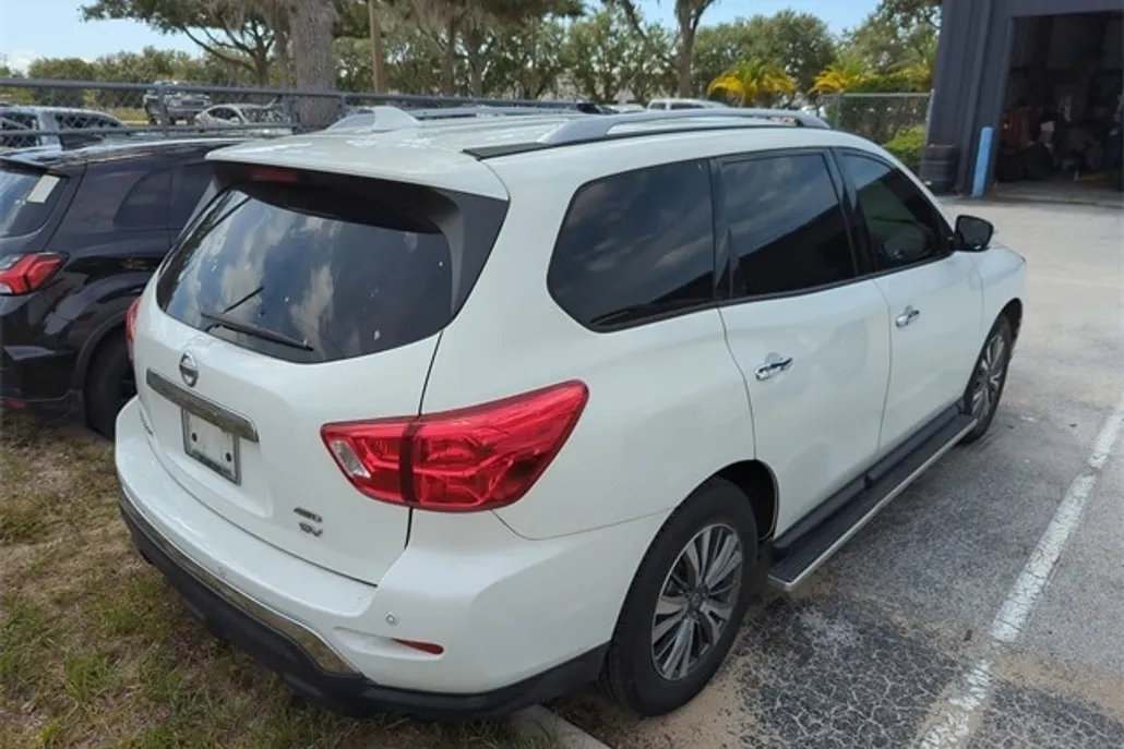 2020 Nissan Pathfinder SV photo 1