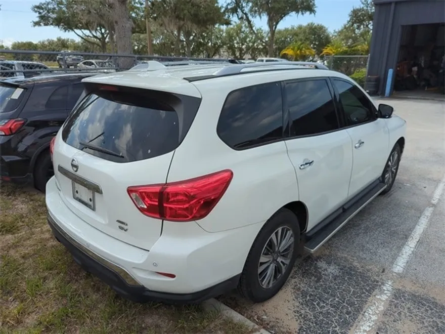 2020 Nissan Pathfinder SV photo 1