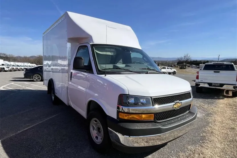 2025 Chevrolet Express Cutaway 3500 photo 1