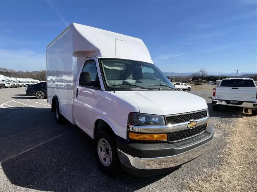 2025 Chevrolet Express Cutaway 3500 photo 1