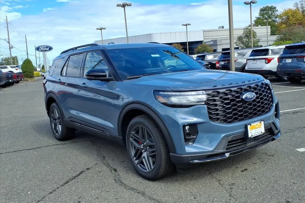 2025 Ford Explorer ST-Line photo 1