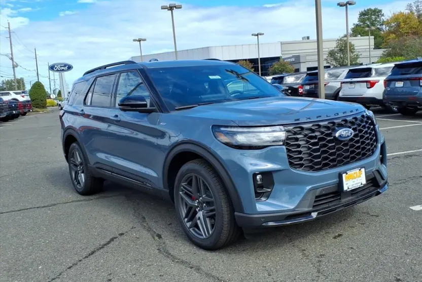 2025 Ford Explorer ST-Line photo 1