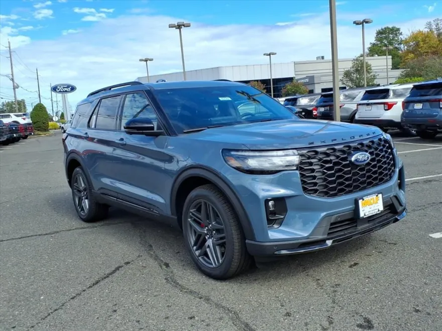 2025 Ford Explorer ST-Line photo 1