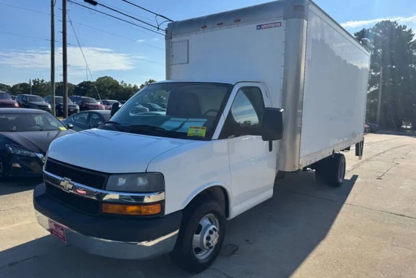 2014 Chevrolet Express 3500 Cutaway photo 1