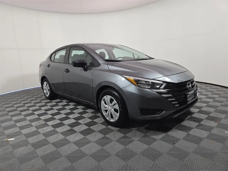 2025 Nissan Versa 1.6 S photo 1