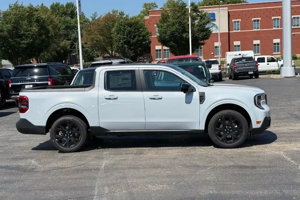 2025 Ford Maverick Lariat photo 1