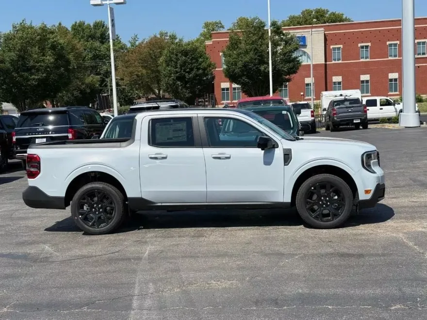2025 Ford Maverick Lariat photo 1