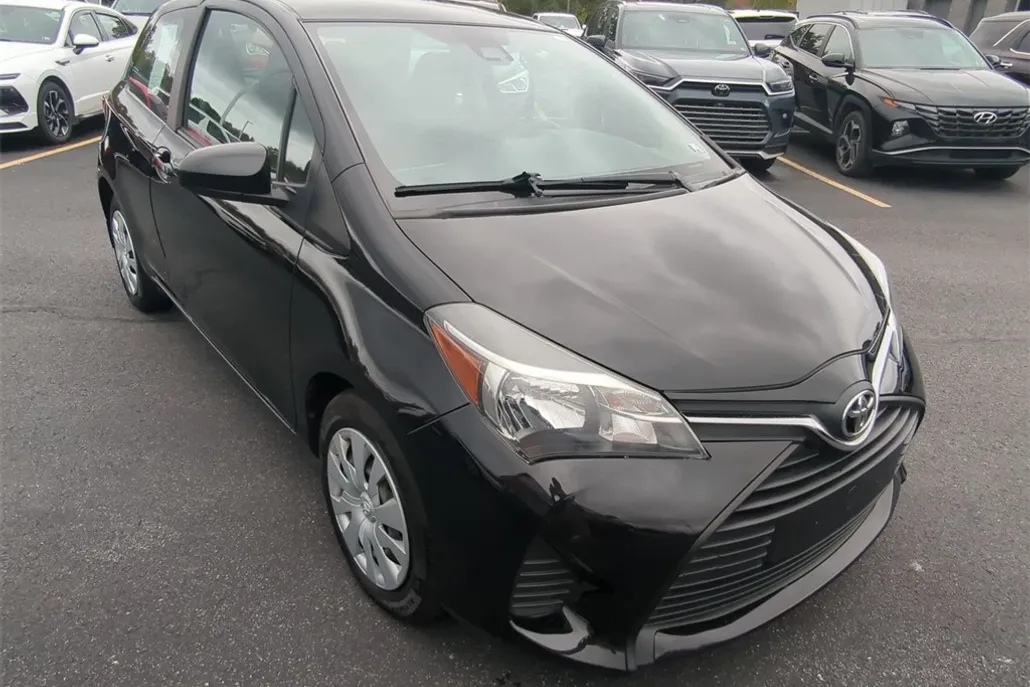 2017 Toyota Yaris L photo 1