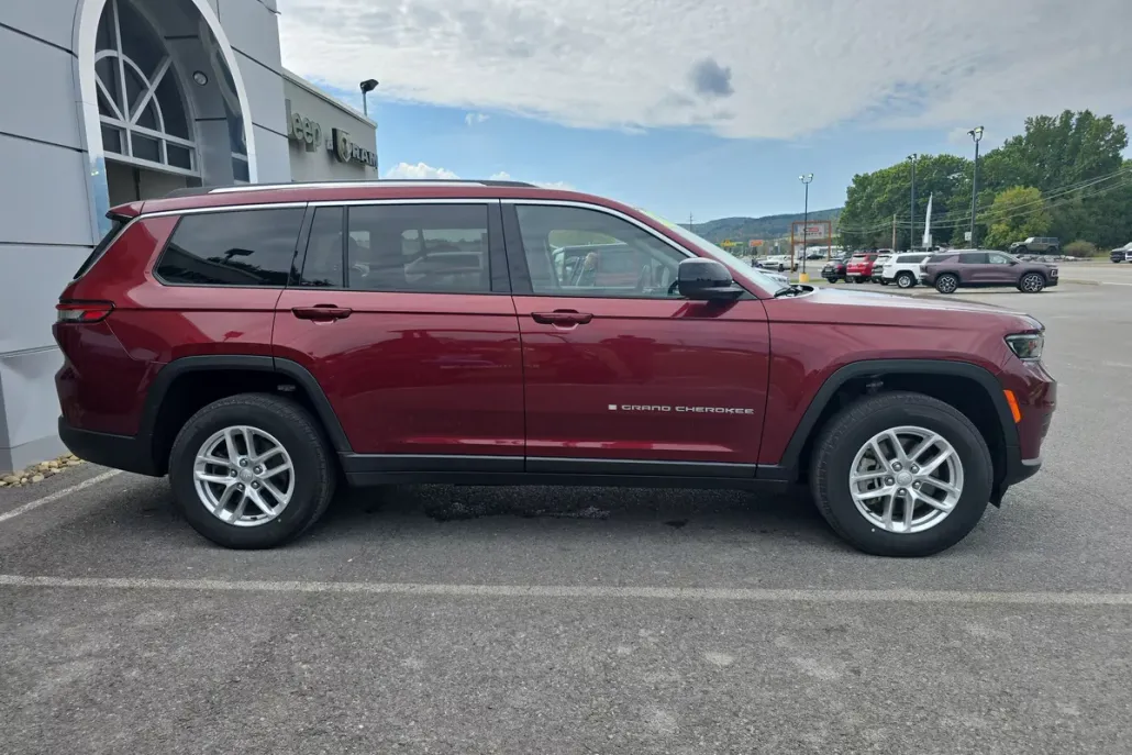 2022 Jeep Grand Cherokee Laredo photo 1