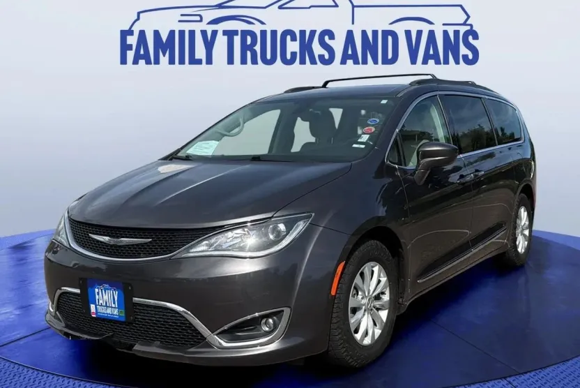 2017 Chrysler Pacifica Touring L photo 1