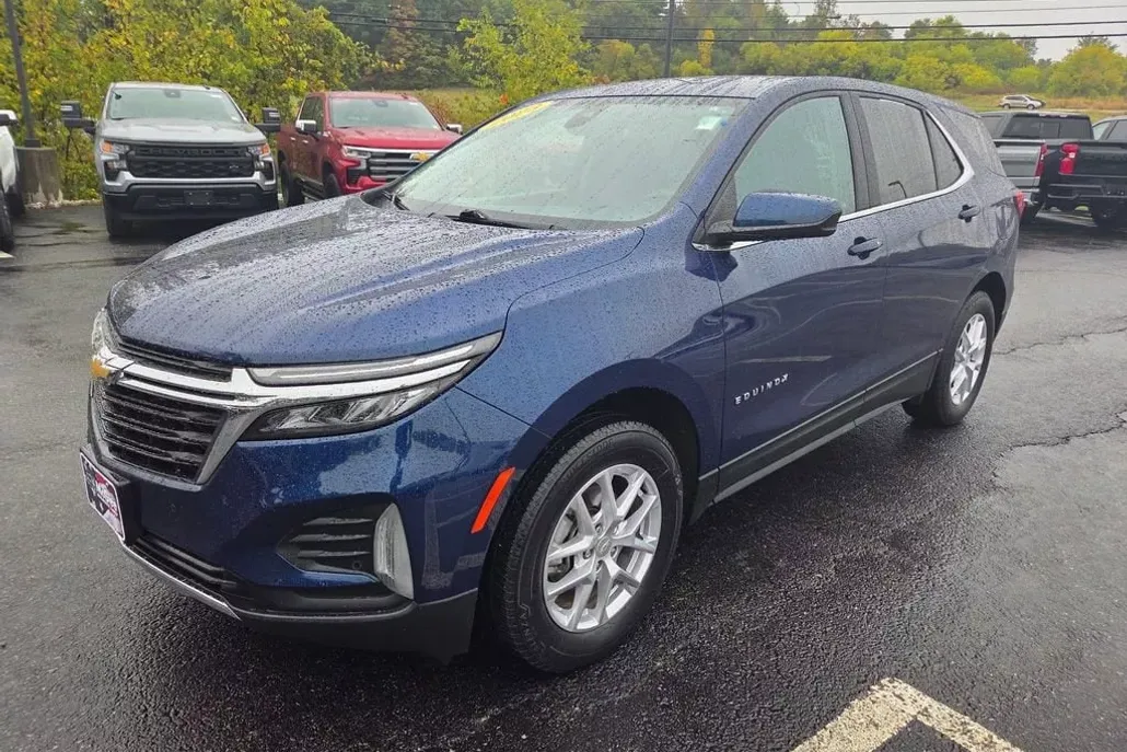 2023 Chevrolet Equinox LT photo 1