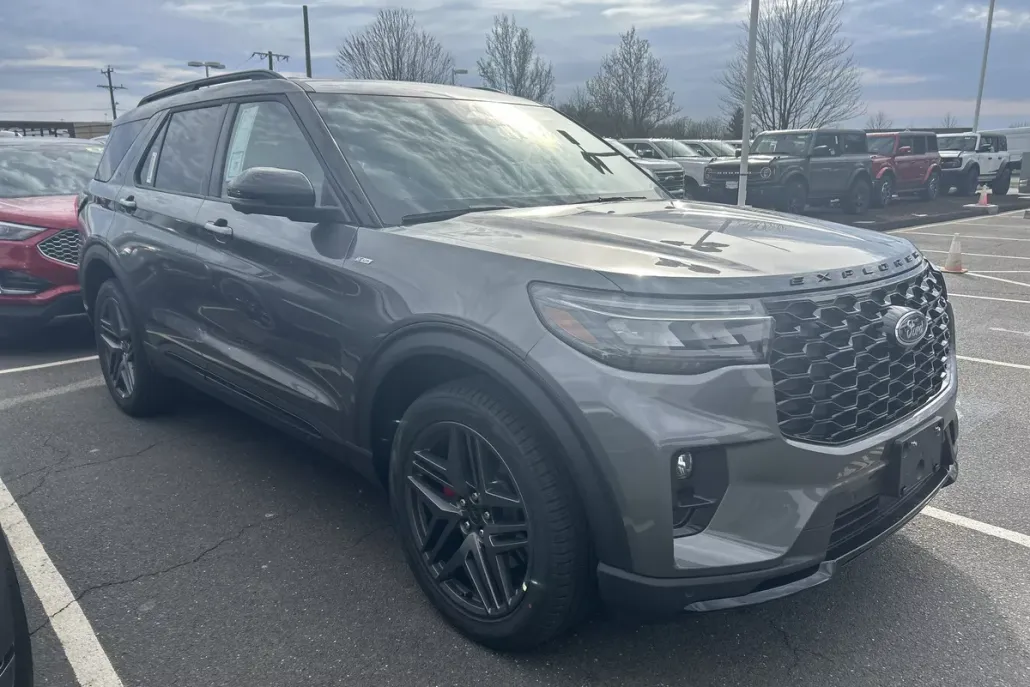 2025 Ford Explorer ST-Line photo 1
