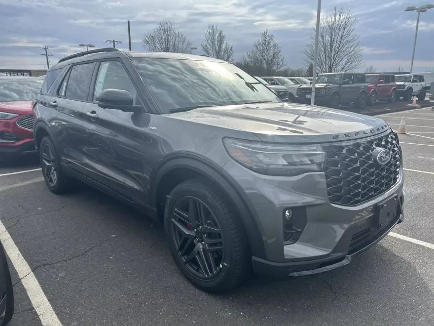 2025 Ford Explorer ST-Line photo 1