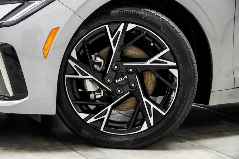 2025 Kia K5 GT-Line photo 1