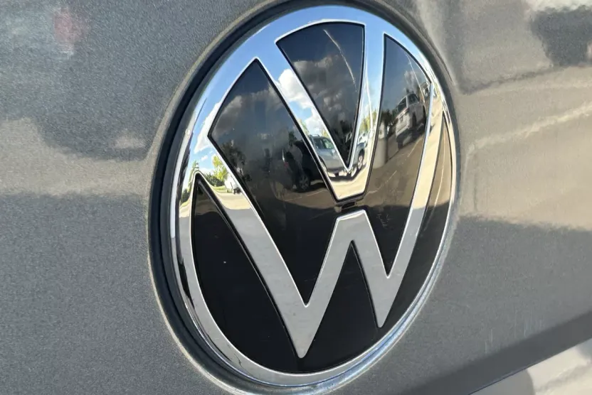 2022 Volkswagen Taos SE photo 1