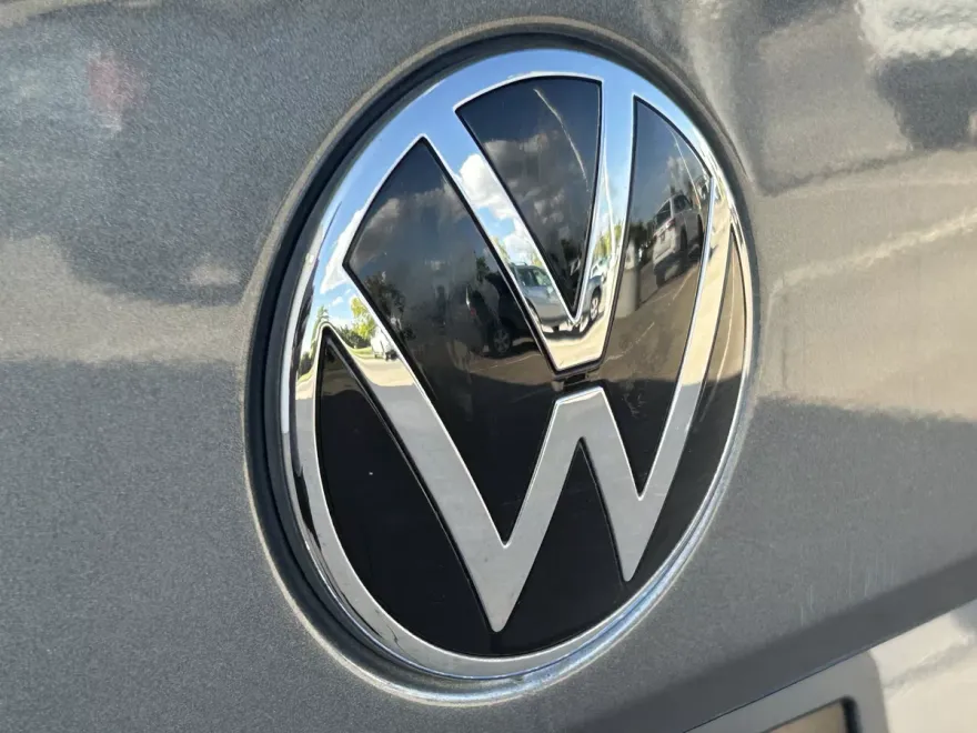 2022 Volkswagen Taos SE photo 1