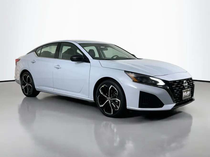 2023 Nissan Altima 2.5 SR photo 1