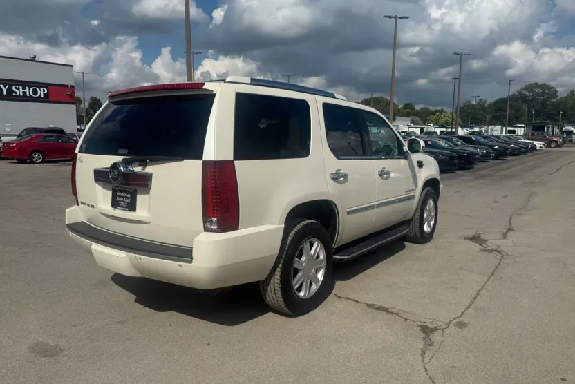 2007 Cadillac Escalade Luxury photo 1